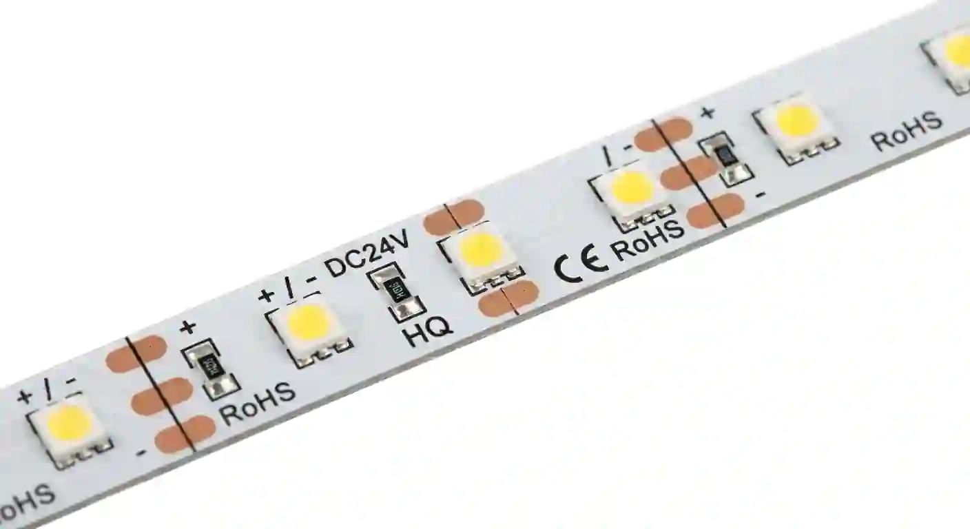 Detail konstrukce LED pásku HQ s dvouvrstvým měděným PCB a čipem 2835 SMD se zlatým propojením 24V